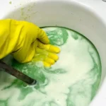 El método de la bolsa para descorchar el inodoro, 10 veces más potente que el bicarbonato