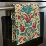 Tea towel on the oven door, you should never do it: this is the reason