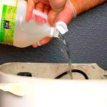Vinegar in the bathroom solves a very annoying problem: many people do it.